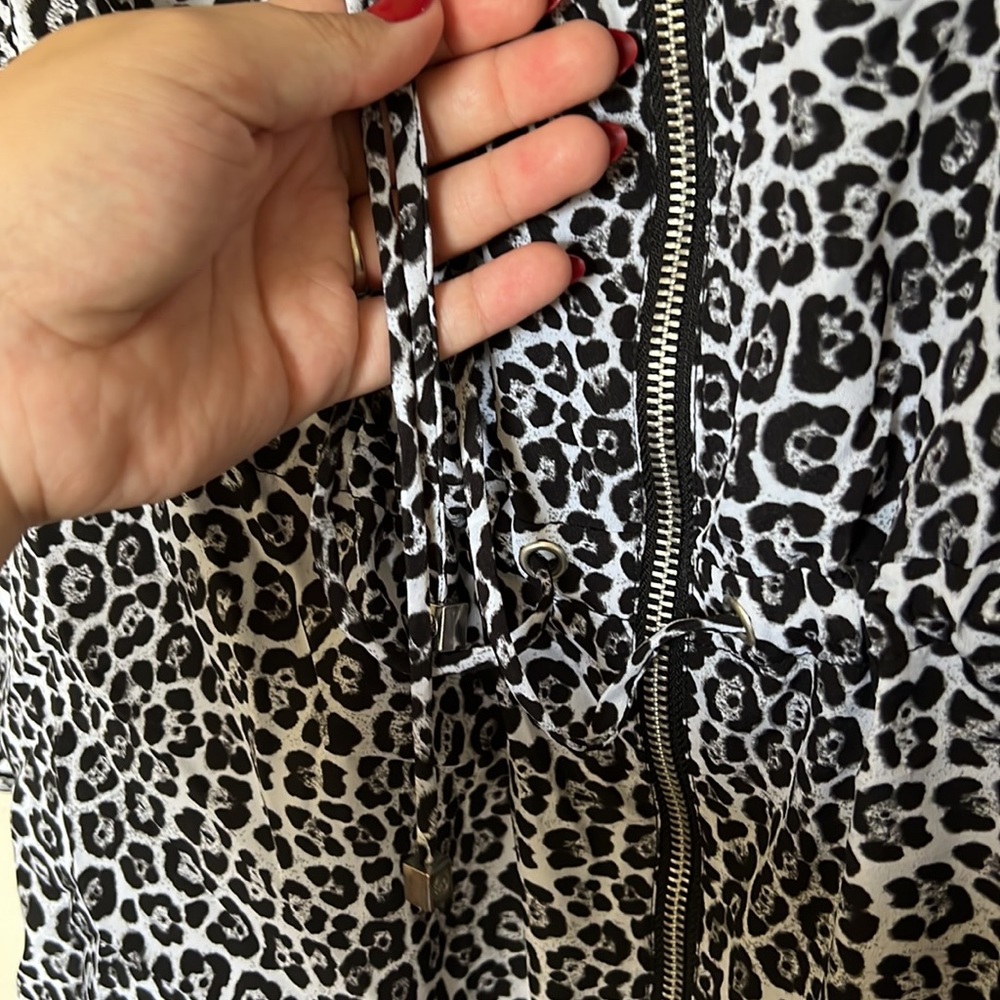Michael Kors snow leopard, drawstring waist, zip up blouse, size large - Picture 8 of 11